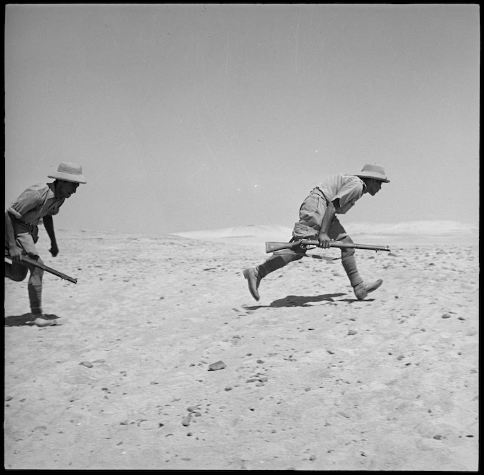 Members of the Maori Battalion training in tank hunting, Egypt