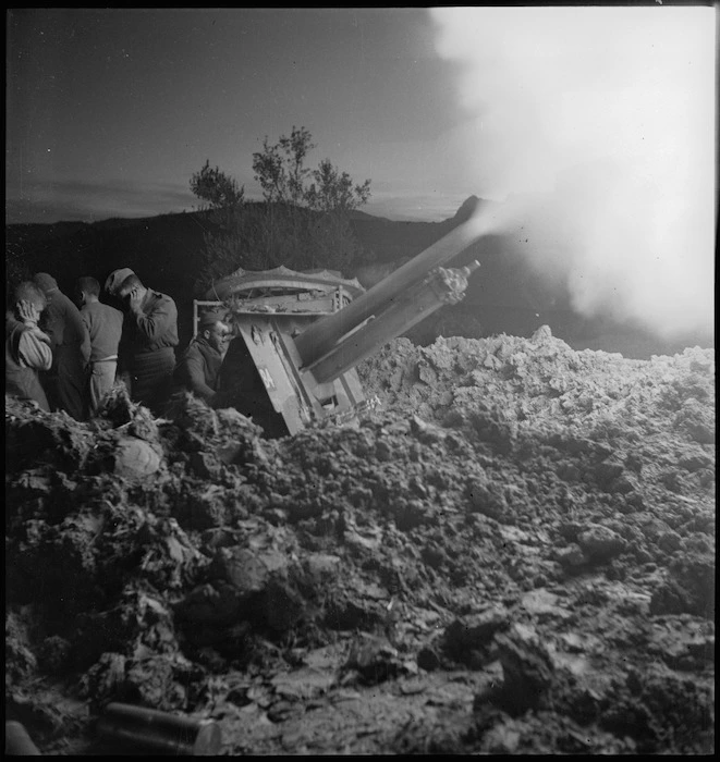 NZ gun firing in an artillery duel during the Sangro battle, Italy, World War II