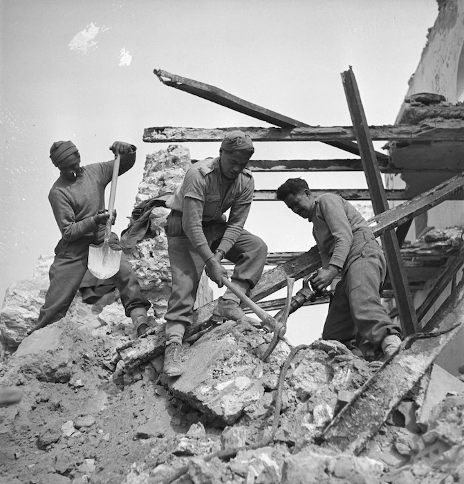 Paton, H fl 1942 : Soldiers of the Maori Battalion clean up bomb damage on the Tripoli waterfront, Libya