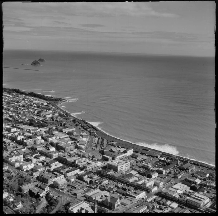 New Plymouth waterfront area from Courtenay Street to Kawaroa Beach Park, with Port Taranaki and the Sugar Loaf Islands beyond, Taranaki Region