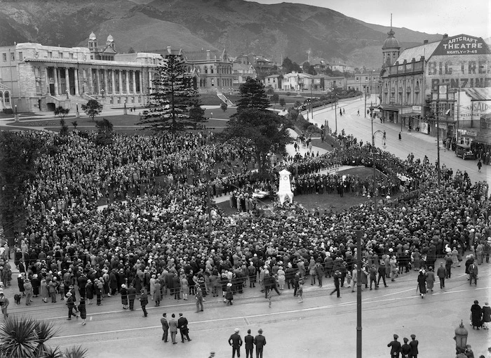 Crowd surrounding a war monument, corner of Molesworth Street and Lambton Quay, Wellington
