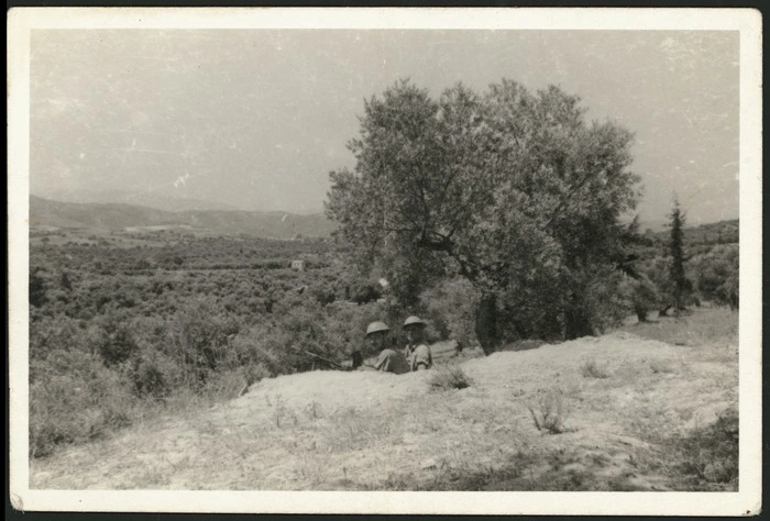 Two New Zealand soldiers with automatic Bren guns, Crete