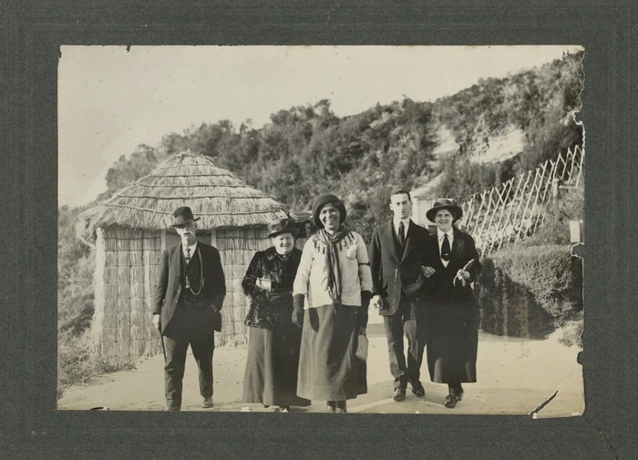 Hamilton, Joan (Mrs), fl 1984 :Photograph of Guide Rangi with Mr and Mrs Gunn and Mr and Mrs King c1920s