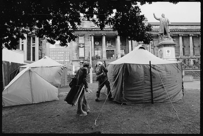 Maori land marchers camp in Parliament grounds, Wellington
