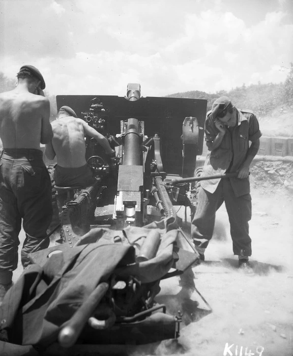 [A gun of the 16th Field Regiment in action, Korea]