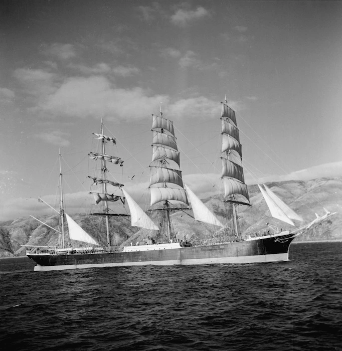 Pamir setting sail leaving Wellington Heads