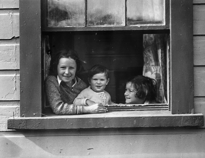 Clift children at home in Whaui Street, Vogeltown, Wellington