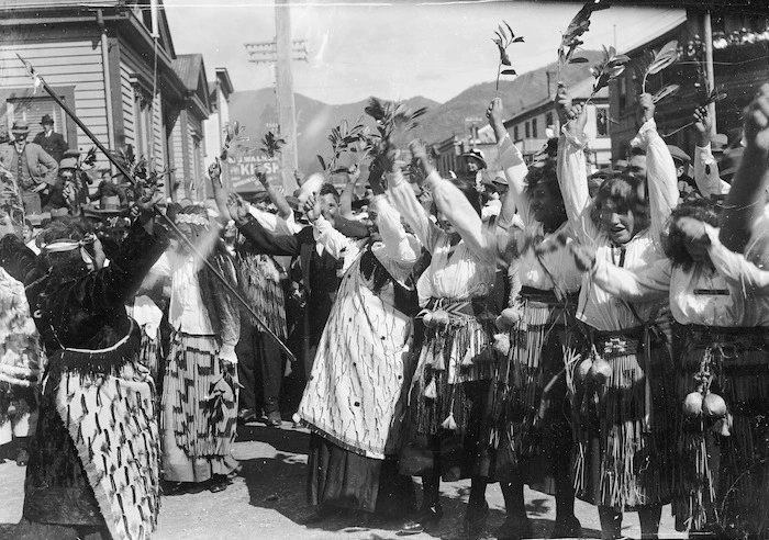 Māori women, Picton