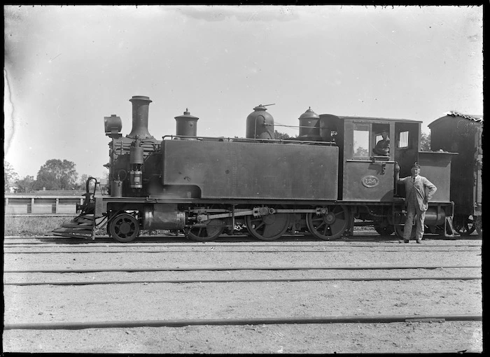 "J" class steam locomotive no. 124 (2-6-0 type).