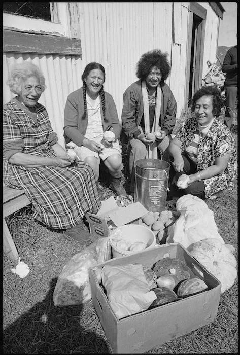 Otoko women prepare food for Maori land marchers