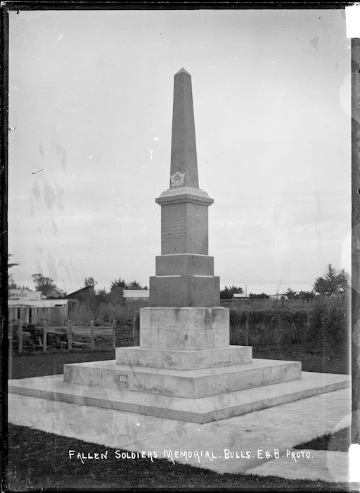 Monument to fallen soldiers in the 1914-1918 World War, at Bulls - Photograph taken by Edwards & Blake