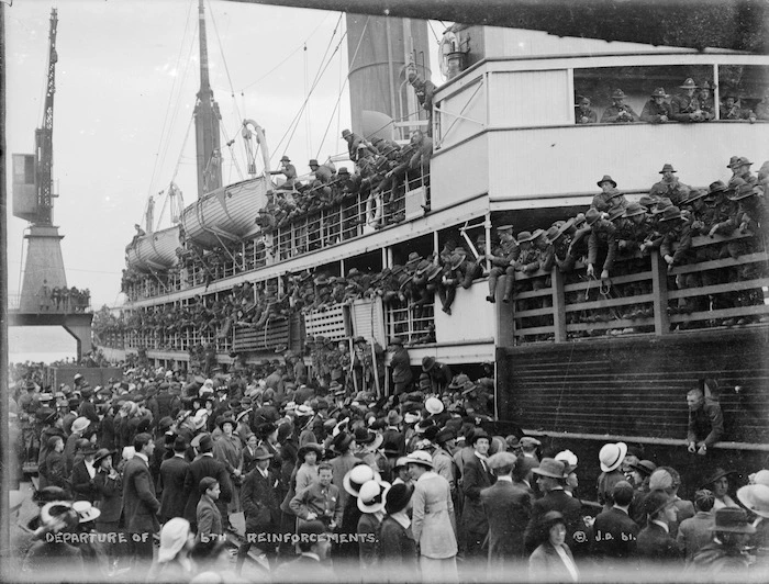 Crowd farewelling NZEF 6th reinforcements leaving on the ship Willochra