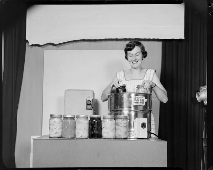 Model demonstrating Agee preserving jars in water bath