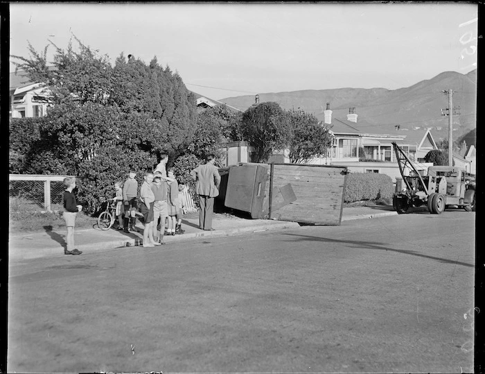 Truck overturned in Khandallah