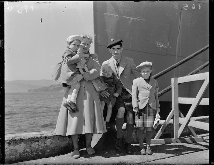 Passengers on the Wanganella arriving in Wellington