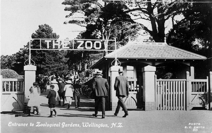 Smith, Sydney Charles, 1888-1972 :Postcard of entrance to Wellington Zoological Gardens