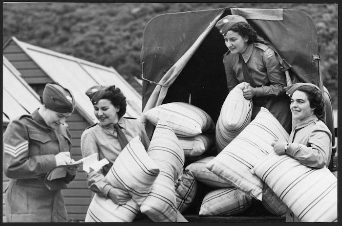 Creator unknown : Photograph of World War II servicewomen unloading pillows