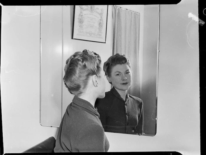 Hairdressing styles for 1950