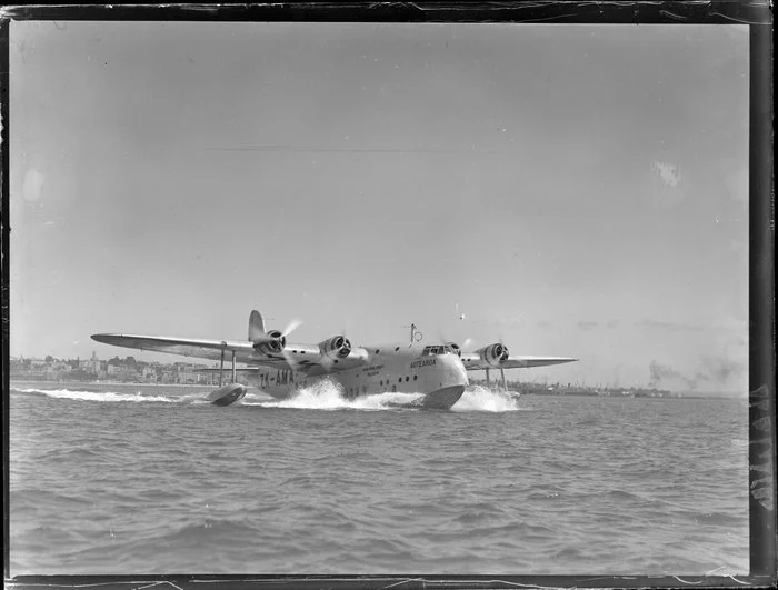 Seaplane Aotearoa landing at Mechanics Bay, Auckland