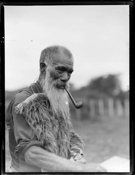 Kaumatua smoking a pipe, Taupō