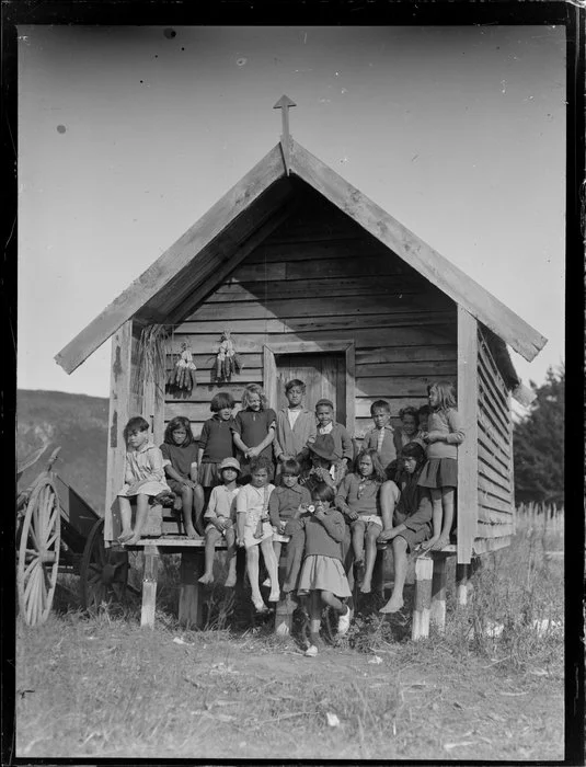 Group of Māori children in front of a storehouse, Korohe marae