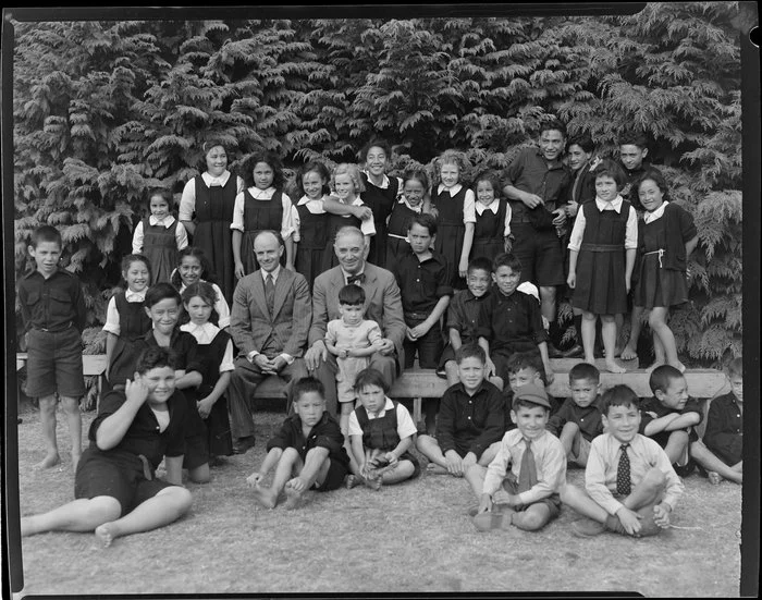 Sir Peter Bucks tour, taking photo with [Horohoro school, Rotorua ?]