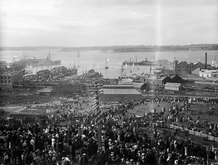 Crowd at Auckland wharves