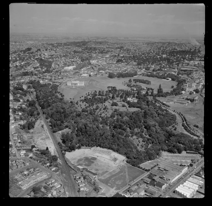 Auckland War Memorial Museum and Domain, including Parnell in the foreground