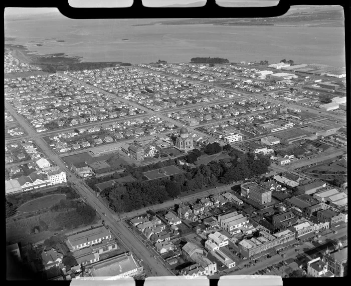 Invercargill, Southland District, including Otepuni Gardens, Fleming & Company flour mill, and St Mary's Basilica