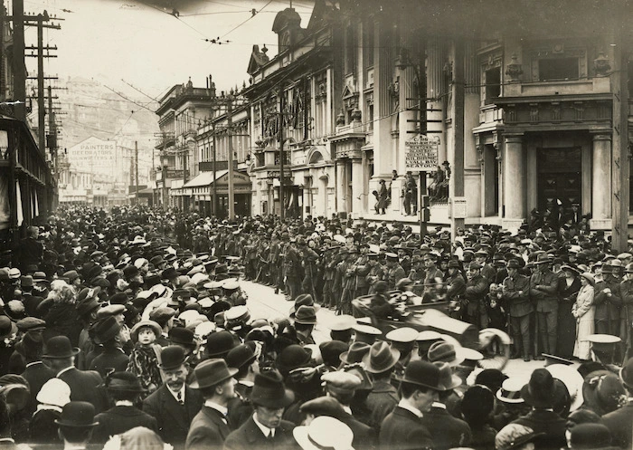 Photographer unknown: Crowd at a farewell procession for World War 1 troops, Manners Street, Wellington