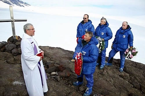 Erebus memorial service on Antarctica in 2004