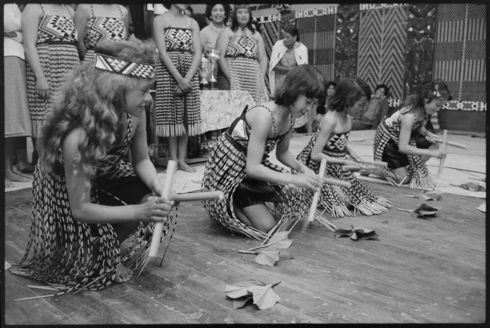 Māori concert performing Tī rākau