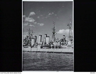 PORT MELBOURNE, VIC. 1951-10-10. DETAIL VIEW AMIDSHIPS OF THE CRUISER HMNZS BELLONA ALONGSIDE THE CRUISER HMAS AUSTRALIA. NOTE THE DUAL AERIALS OF THE TYPE 281 AIR SEARCH RADAR ON THE BELLONA'S ..