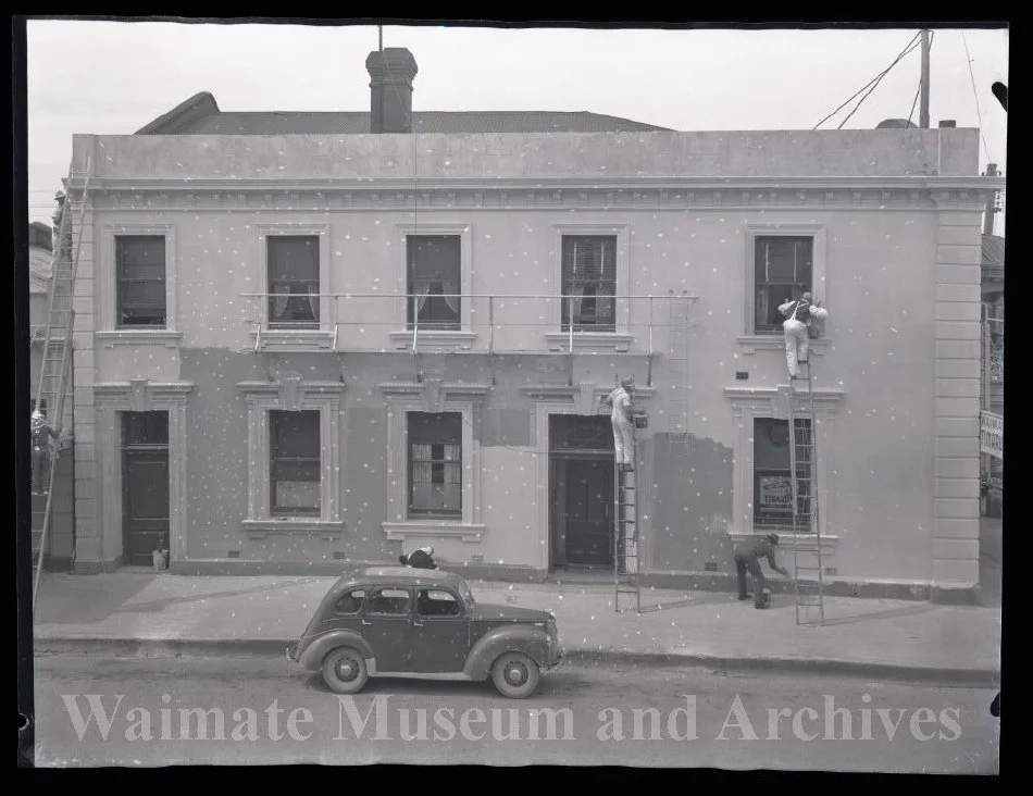 Painting the Waimate Hotel