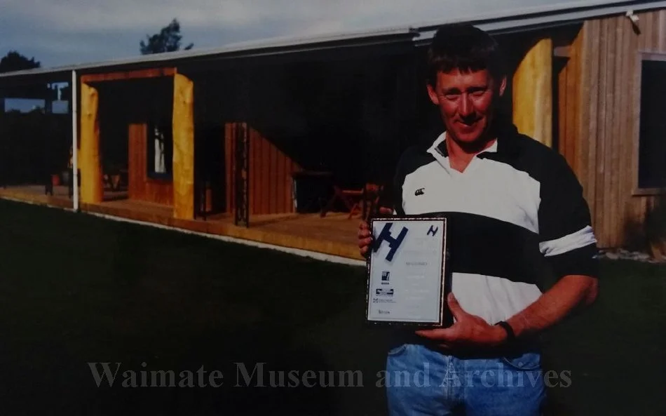 Builder Les Buckingham with certificate