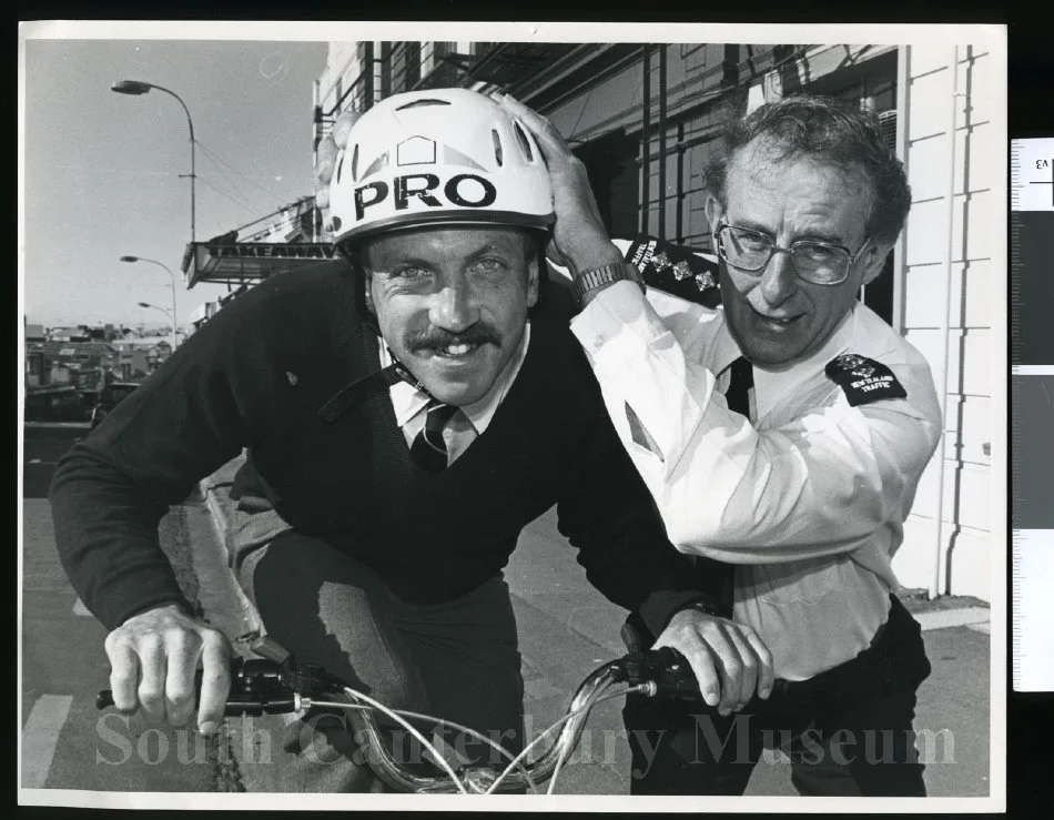 Mark Hervey and John Hume demostrating cycle safety