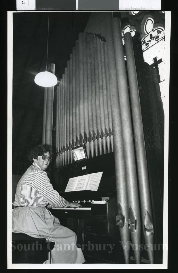 Liz Hewson, organist