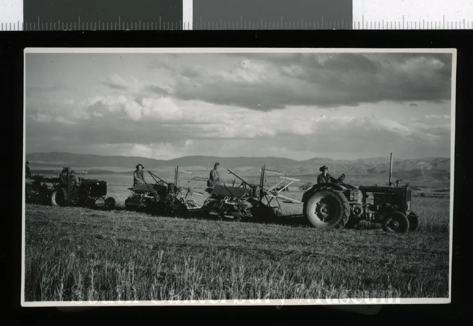 Malcolm, Peter, & Margaret McCaw. AC [Allis Chalmers] Model U with binders