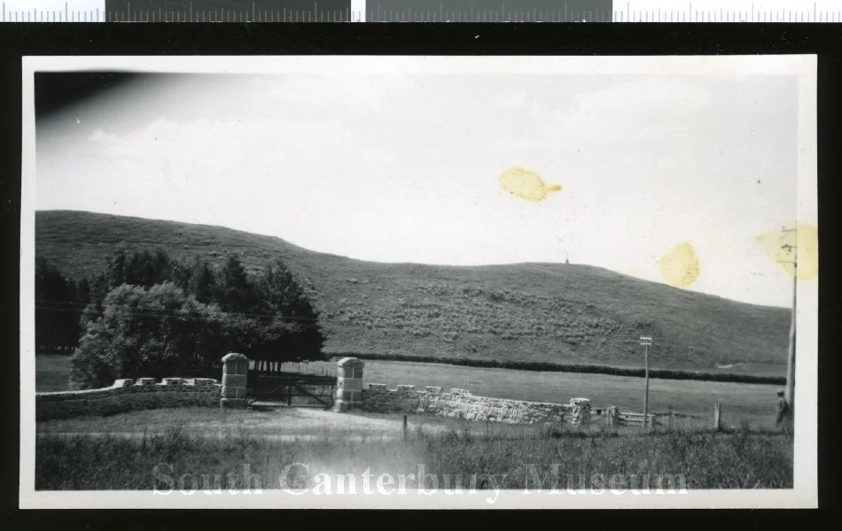 'Aorangi' homestead gates, Cave