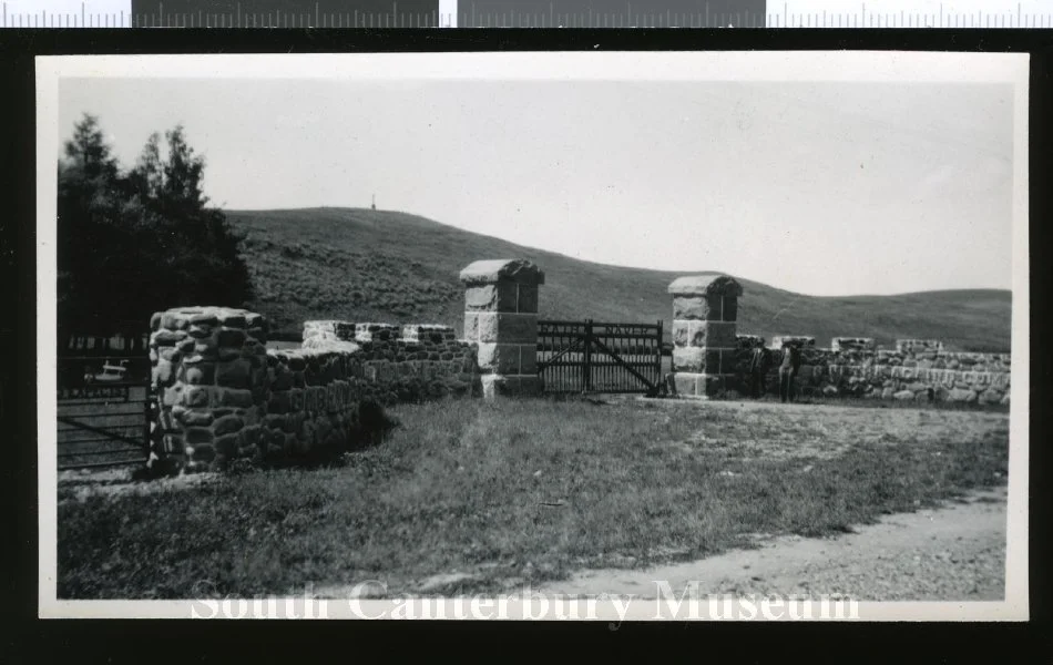 'Aorangi' homestead gates, Cave