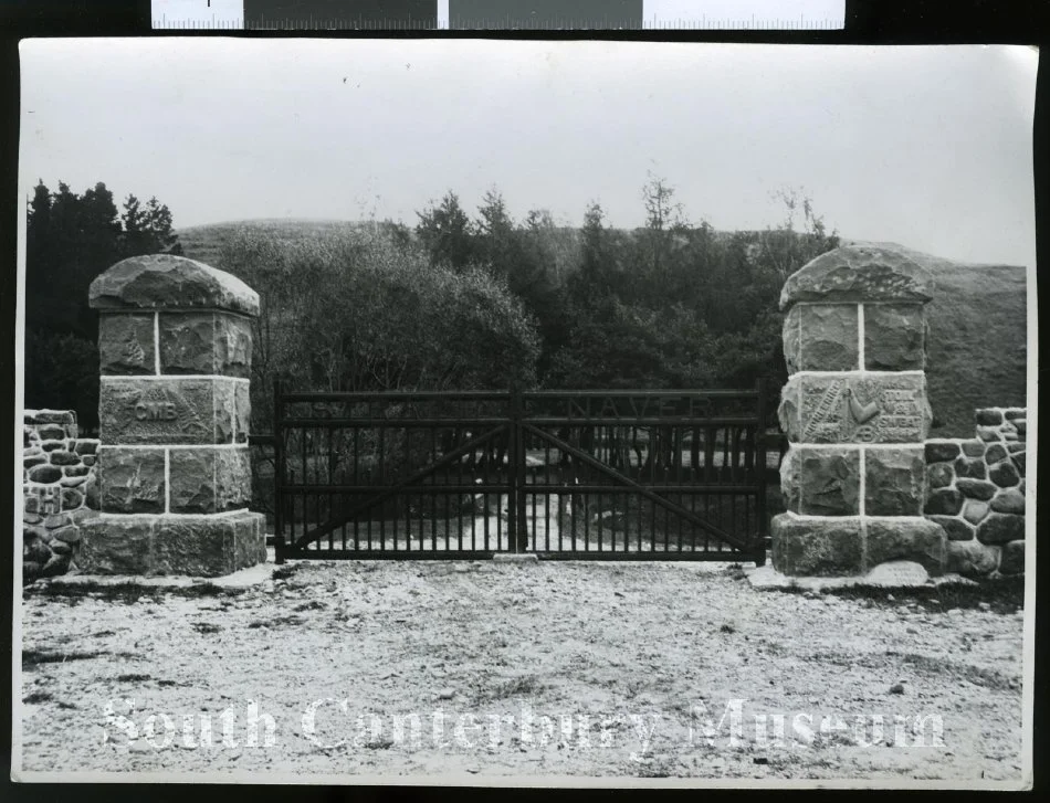 Aorangi farm gates, Cave
