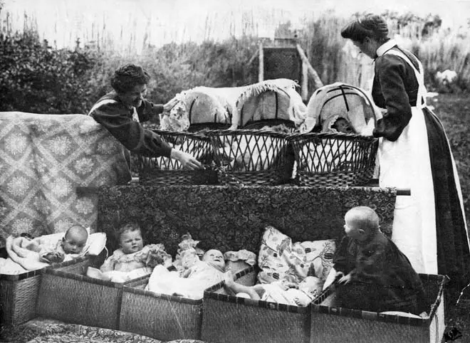 Outdoor babies, early 1900s