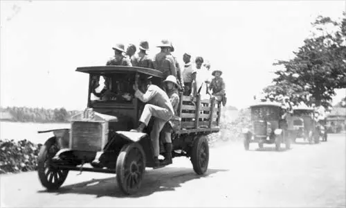 Transporting Mau prisoners