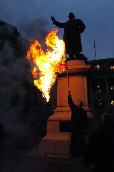 Paul Hopkinson burning the New Zealand flag, 2004