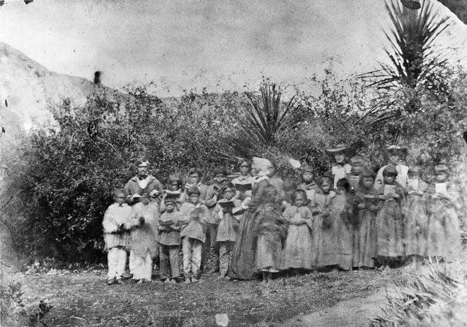 Ko Ellen Spencer me ana tamāhine ki te kura mīhana i Te Wairoa