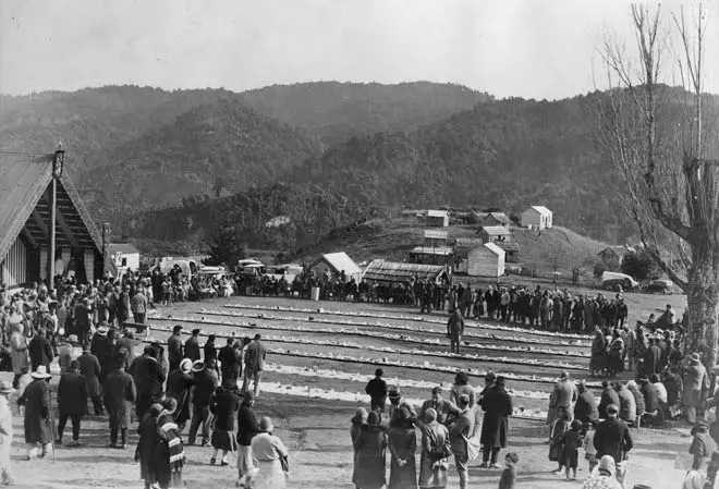 Hākari at Te Whai-a-te-Motu meeting house