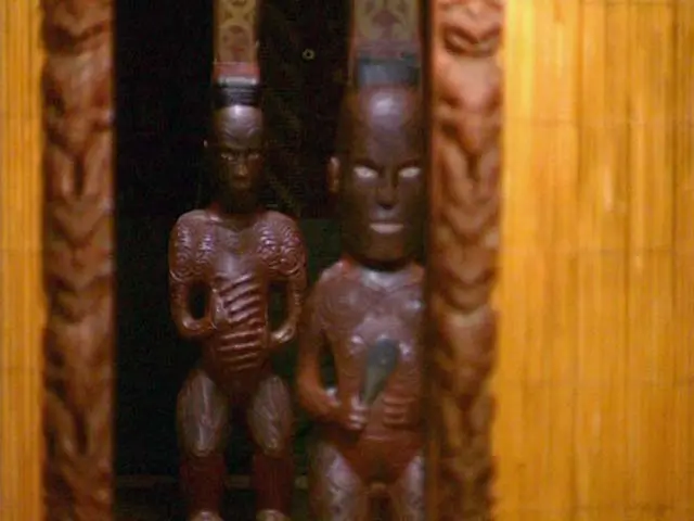 Moving Te Hau-ki-Tūranga wharenui