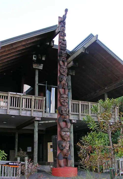 Carved post, Arataki visitor centre