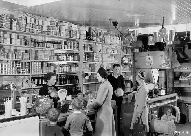 Customers in a grocery store, Arapuni