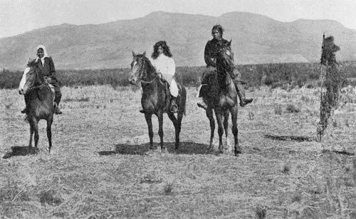 Māori women racing horses